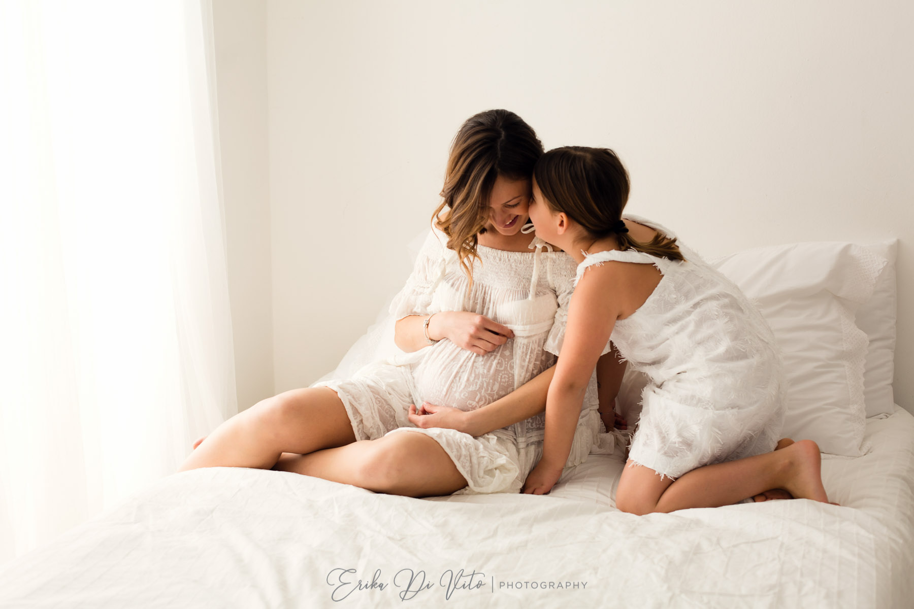 fotografia donna in cinta con figlia maggiore