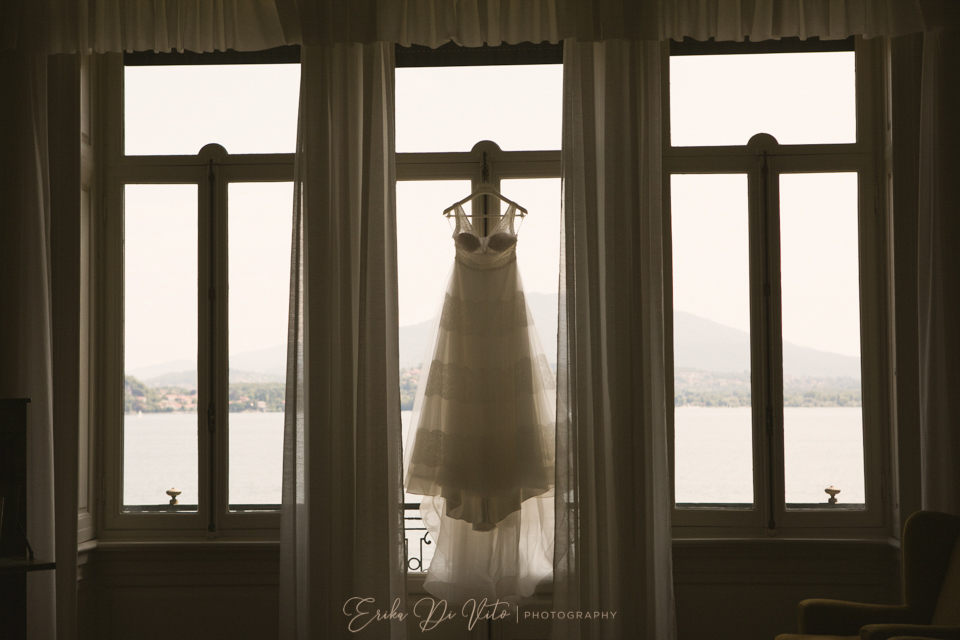 abito sposa appeso finestra