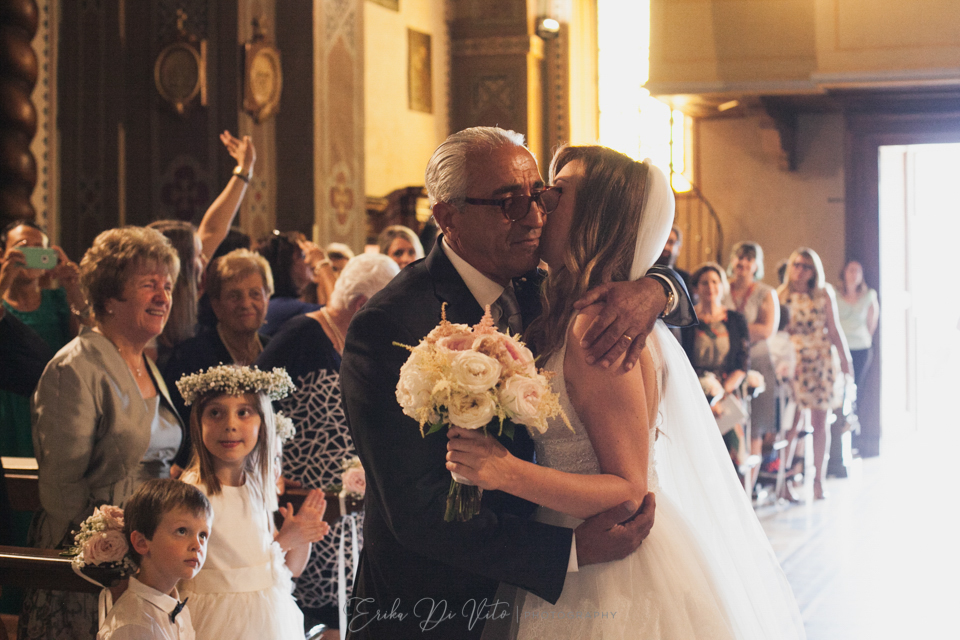matrimonio chiesa sposo bacia padre chiesa sacro monte aorta
