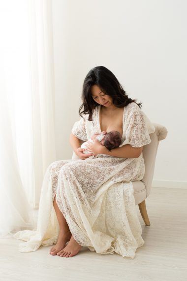 Primi giorni di vita: fotografia newborn delicata e naturale in studio a Milano allattamento
