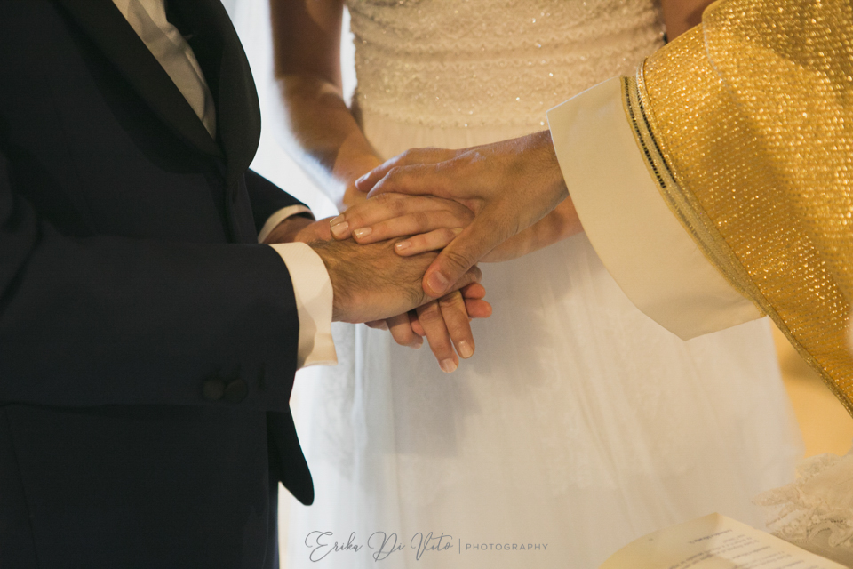 studio fotografico fotografa mani giunte promessa matrimonio