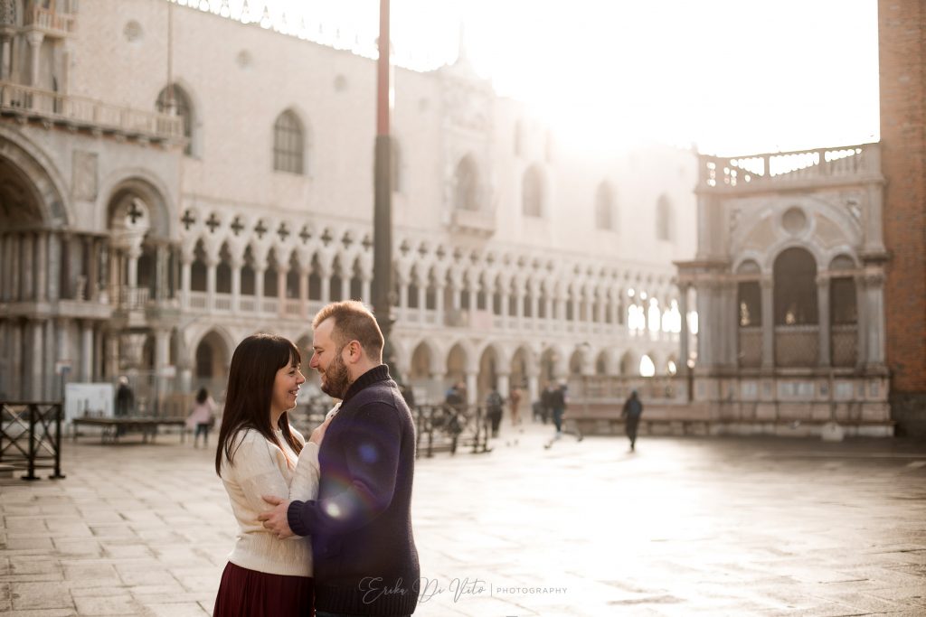 innamorati abbraccio a venezia piazza san marco