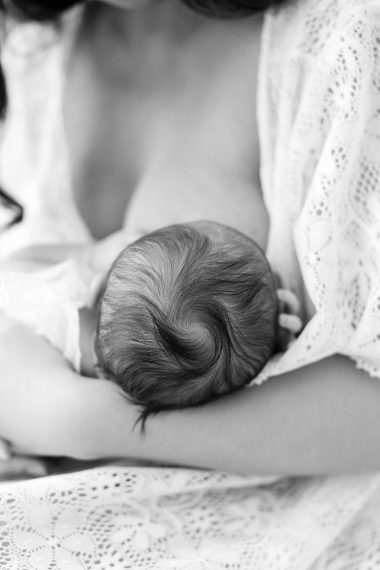 Primi giorni di vita: fotografia newborn delicata e naturale in studio a Milano