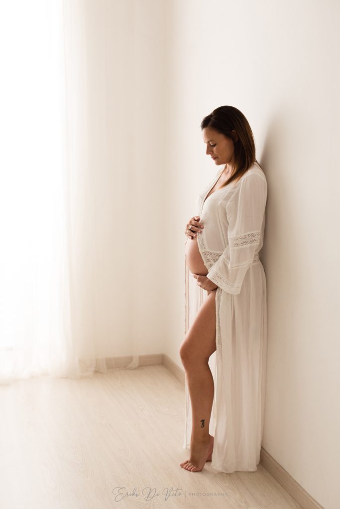 donna in gravidanza ritratto elegante studio fotografico milano