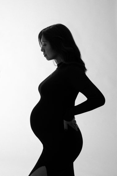 Fotografia artistica di gravidanza in studio, futura mamma elegante