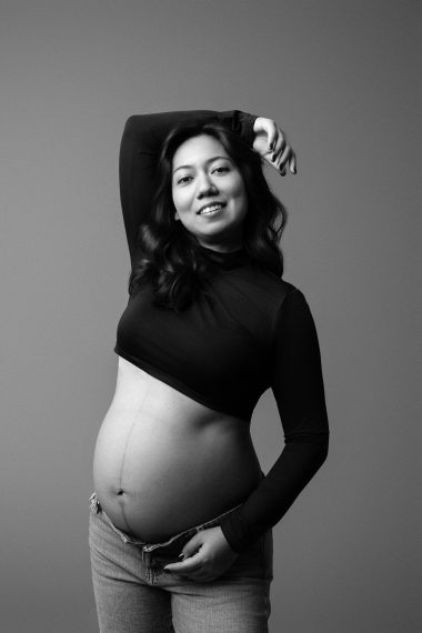 Servizio fotografico maternity in studio, donna incinta sorridente