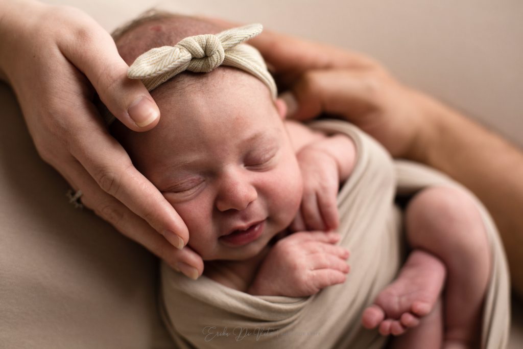 neonata primi giorni di vita tra le mani della mamma