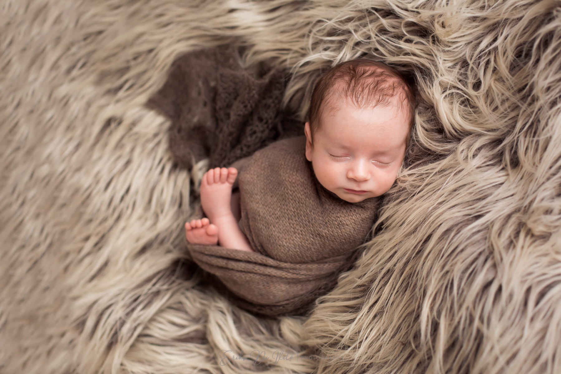 ritratto neonato avvolto sciarpa