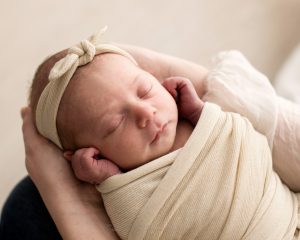 neonata primi giorni di vita tra le mani della mamma