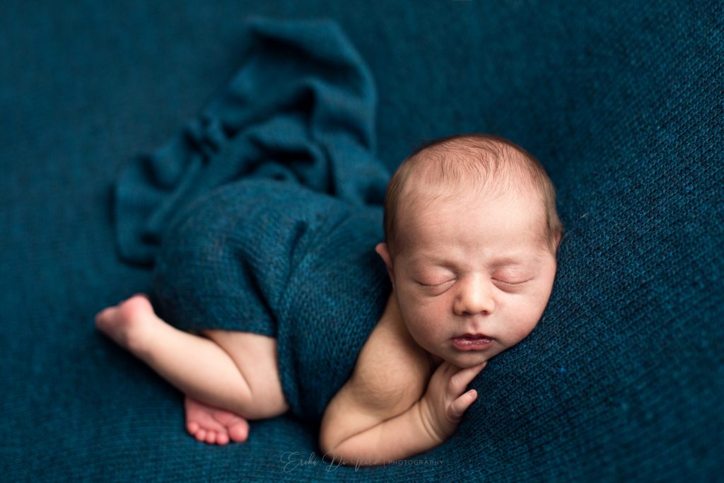 neonato ritratto in studio fotografico