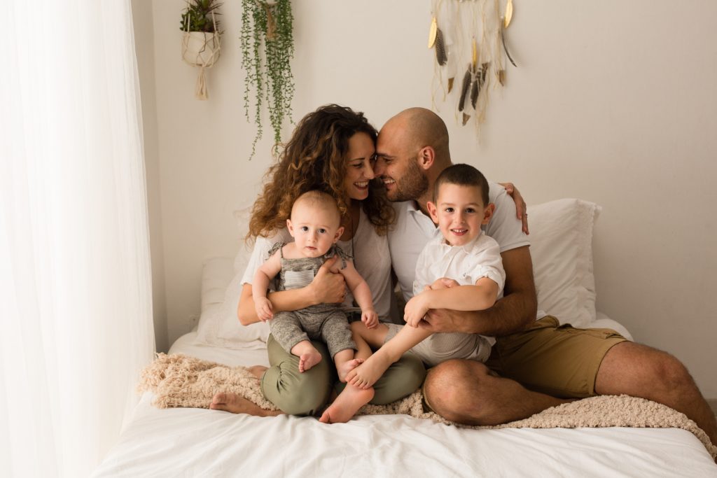 ritratto di famiglia in camera da letto