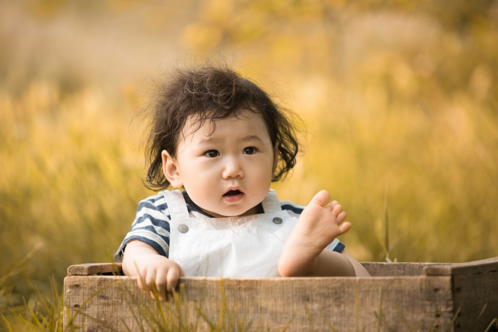 bambini nella cassetta della frutta
