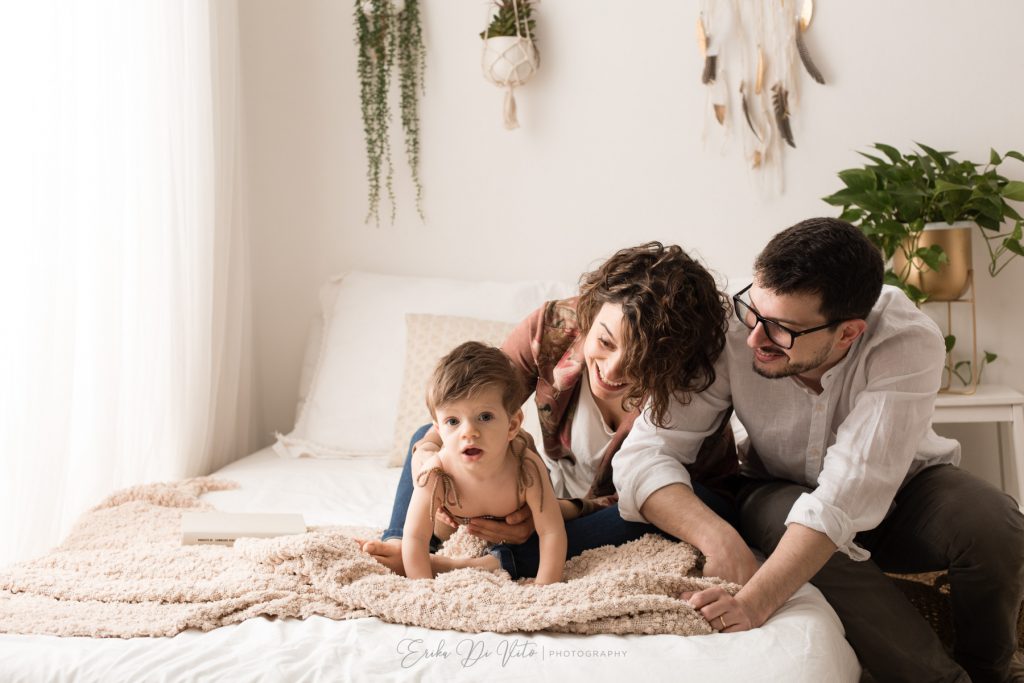 ritratto di famiglia e bambino in studio