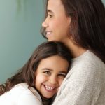 bambina abbraccio mamma