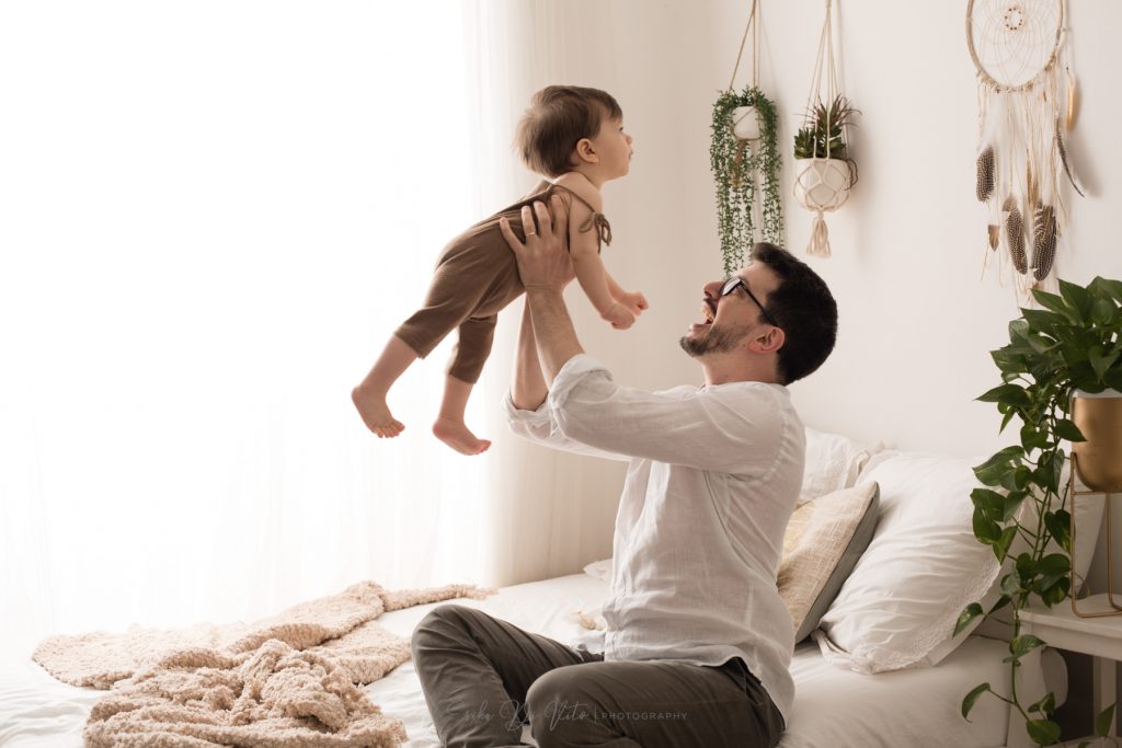 ritratto di famiglia e bambino in studio