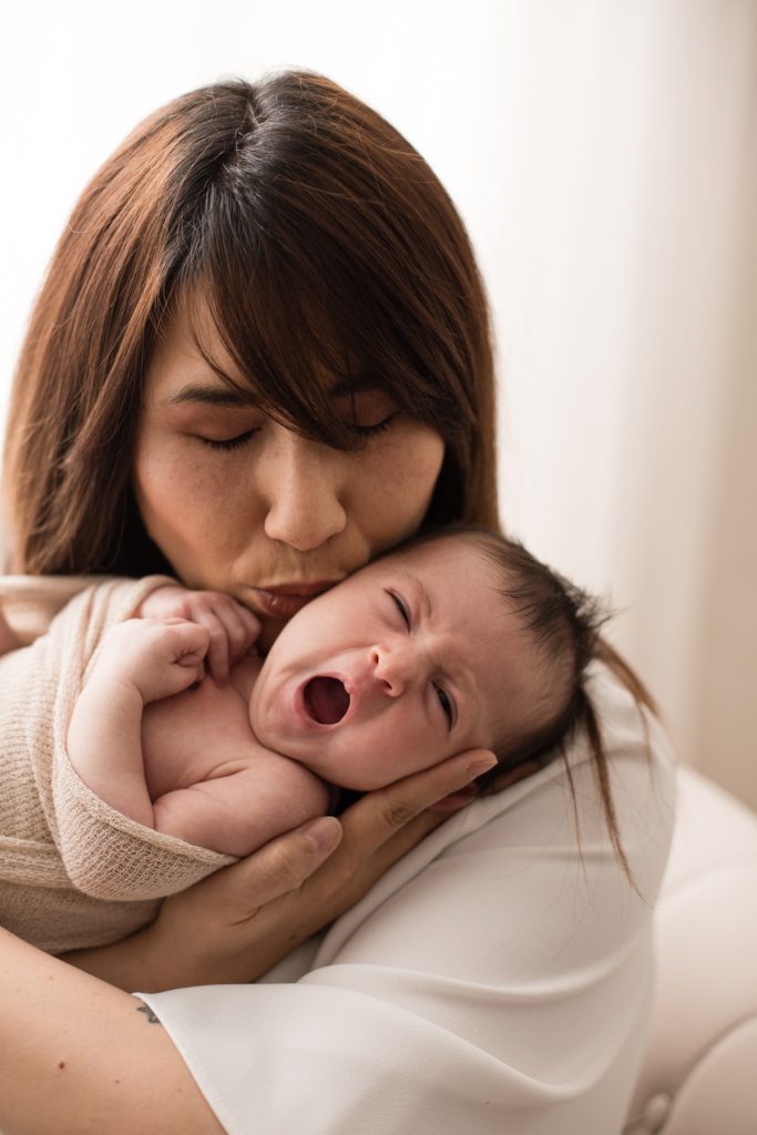 neonata in braccio alla mamma