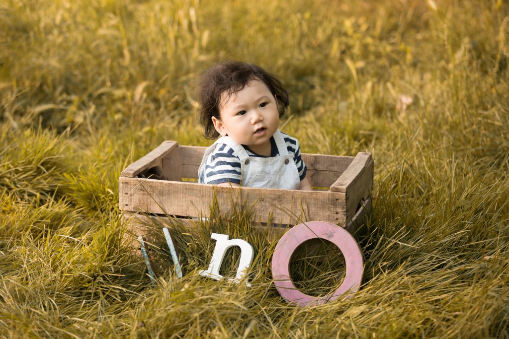 bambini nella cassetta della frutta