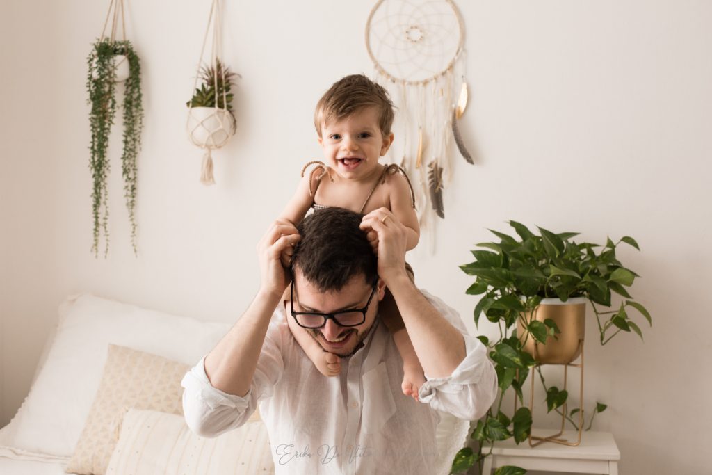 ritratto di famiglia e bambino in studio