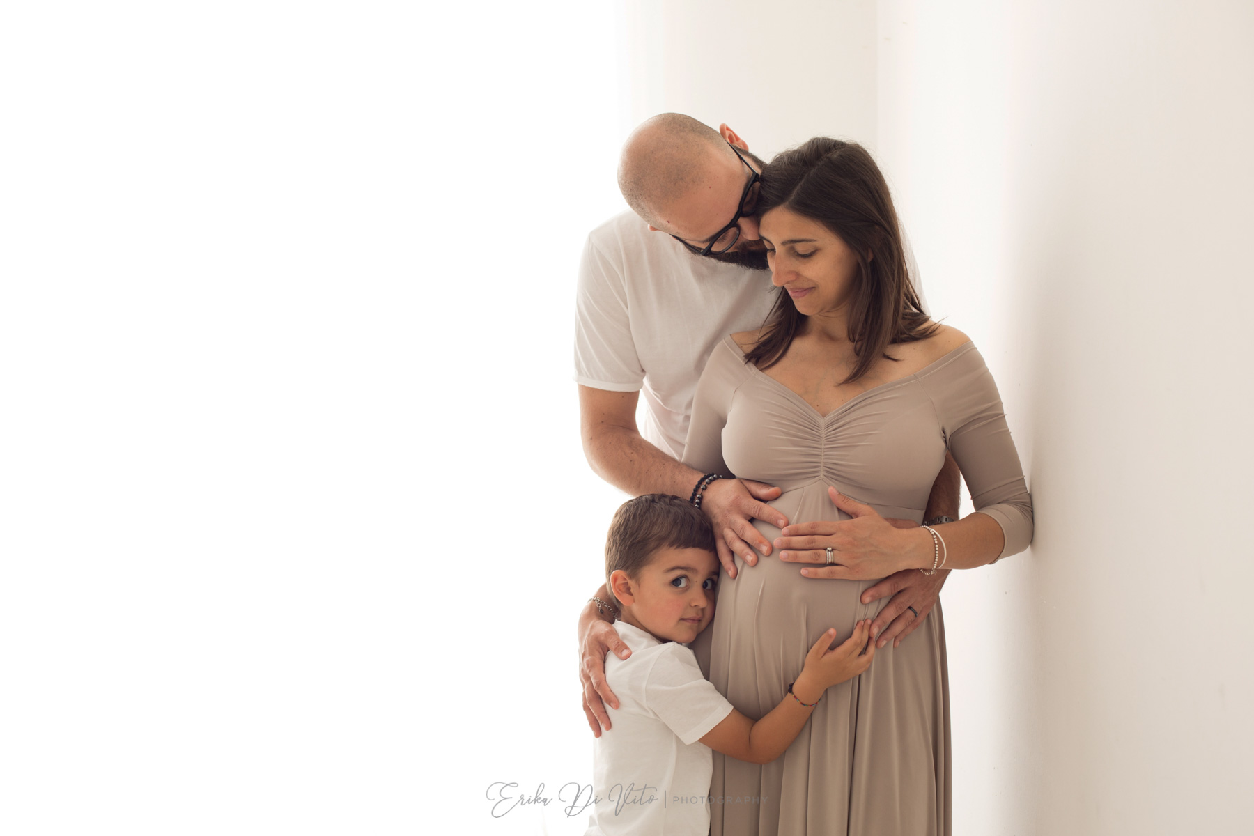 donna in dolce attesa abbraccia la sua famiglia