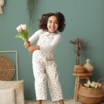 bambina con fiori foto