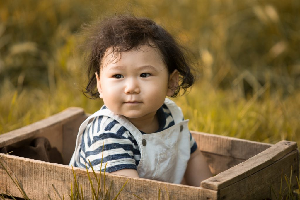 bambini nella cassetta della frutta