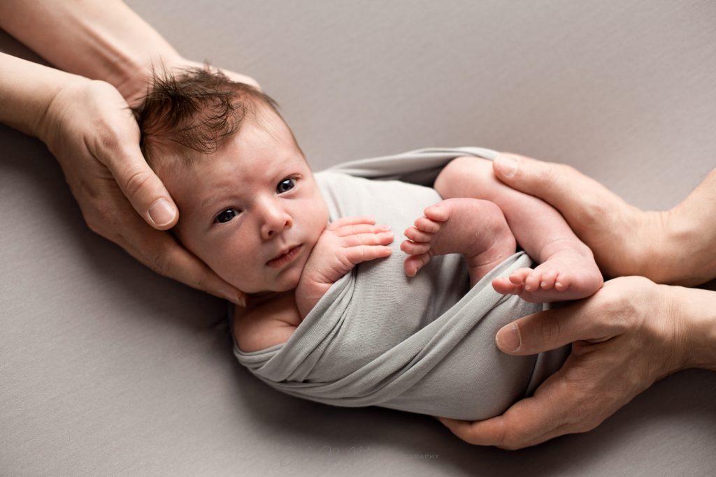mani genitori con neonato