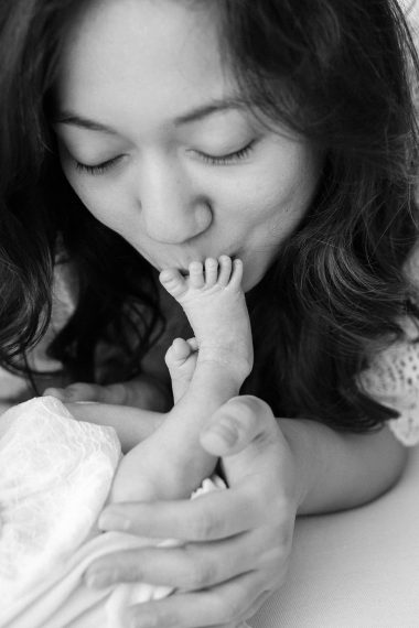 Foto professionale di neonato con mamma, ritratti intimi in studio