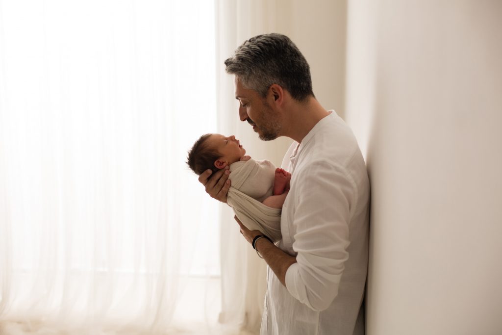 studio fotografico realizza fotografie di neonati e famiglia a milano