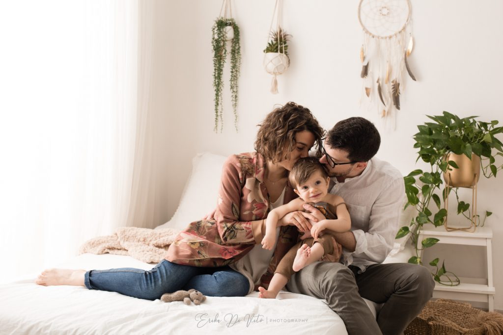 ritratto di famiglia e bambino in studio