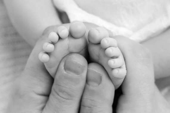 Foto professionale di neonato con mamma, ritratti intimi in studio