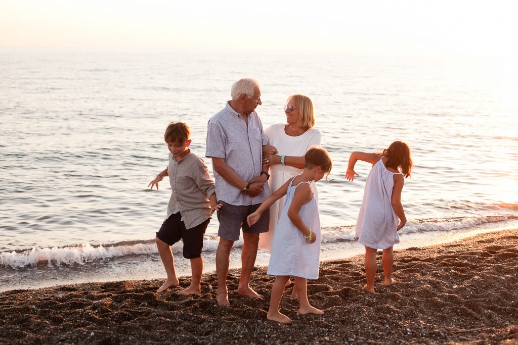 fotografo di famiglia ritratti al mare con i nonni