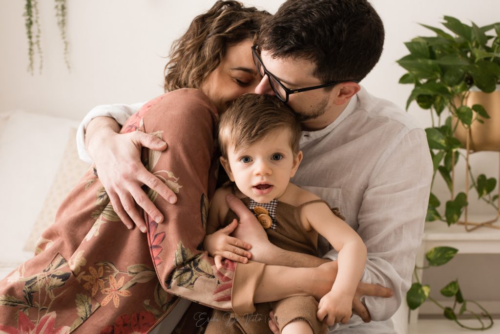 ritratto di famiglia e bambino in studio