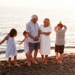 fotografo di famiglia ritratti al mare con i nonni