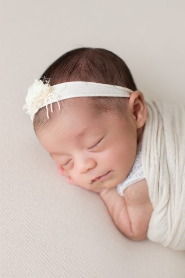Primi giorni di vita: fotografia newborn delicata e naturale in studio a Milano