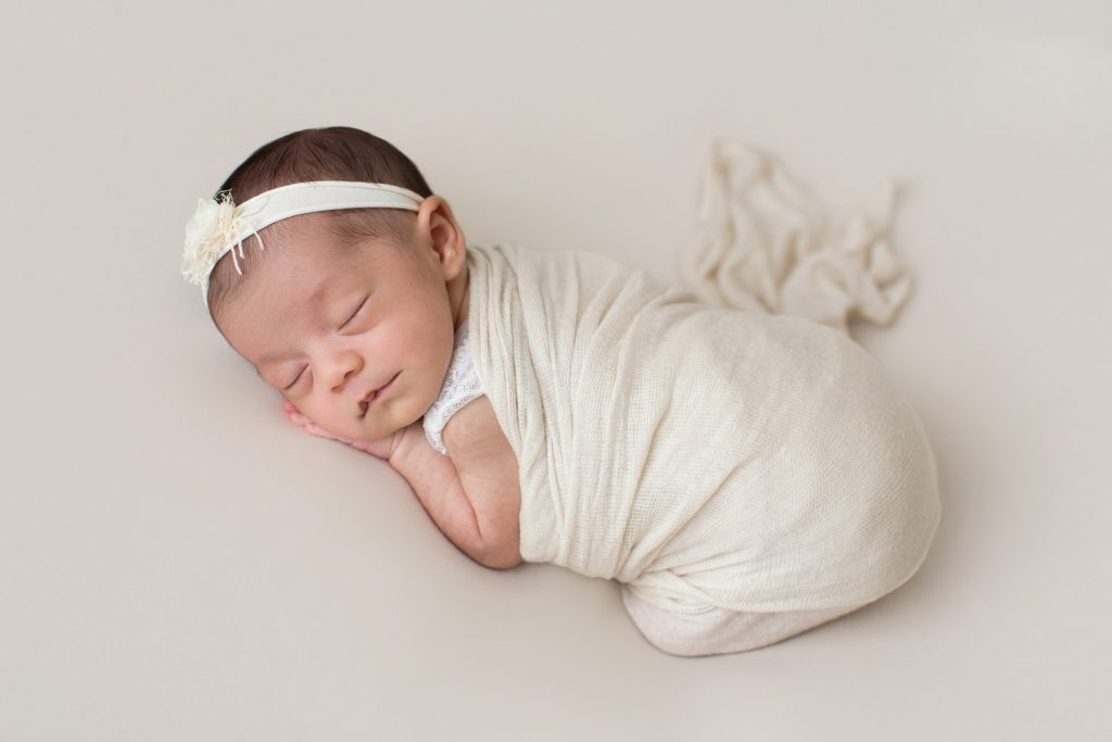 Primi giorni di vita: fotografia newborn delicata e naturale in studio a Milano