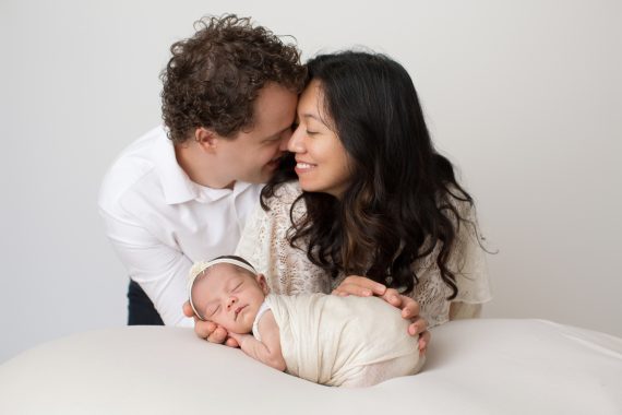 Primi giorni di vita: fotografia newborn delicata e naturale in studio a Milano