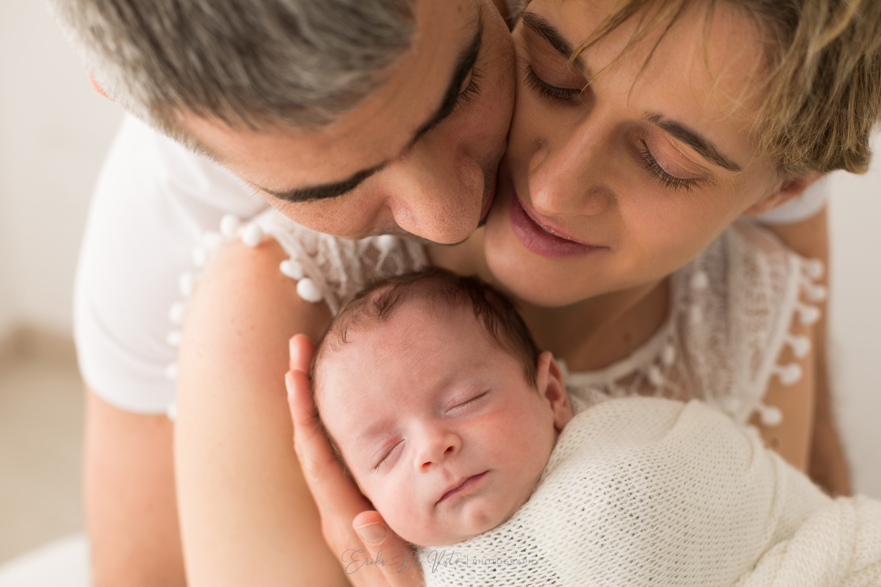 fotografo neonato con mamma e papa