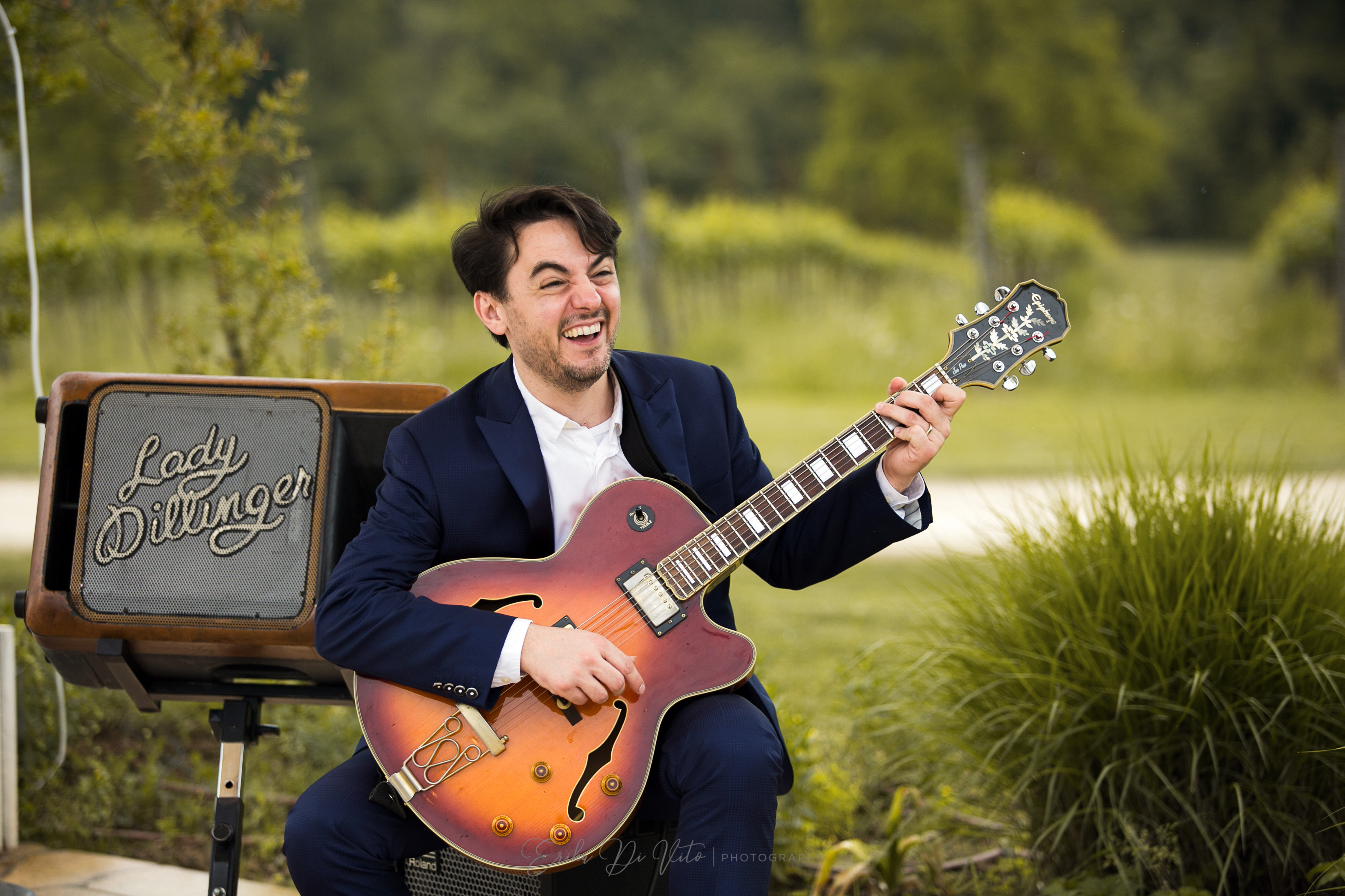 musicista chitarra felice