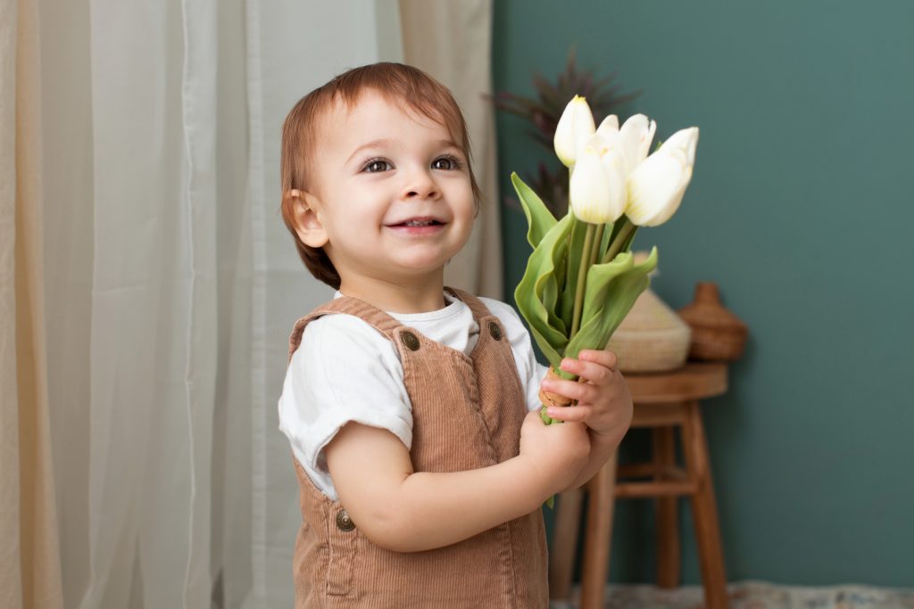 bambino con tulipani festa della mamma
