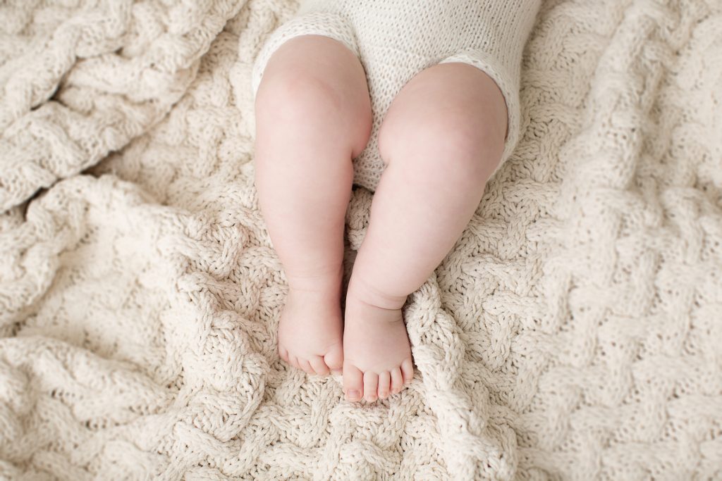 fotografie di bambino nel cesto