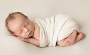 Foto newborn a Milano: primi ritratti dolci e delicati di un neonato in studio fotografico