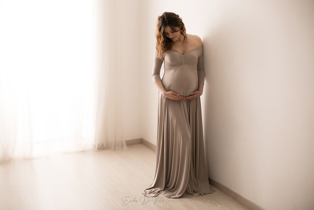 vestirsi per servizio fotografico gravidanza